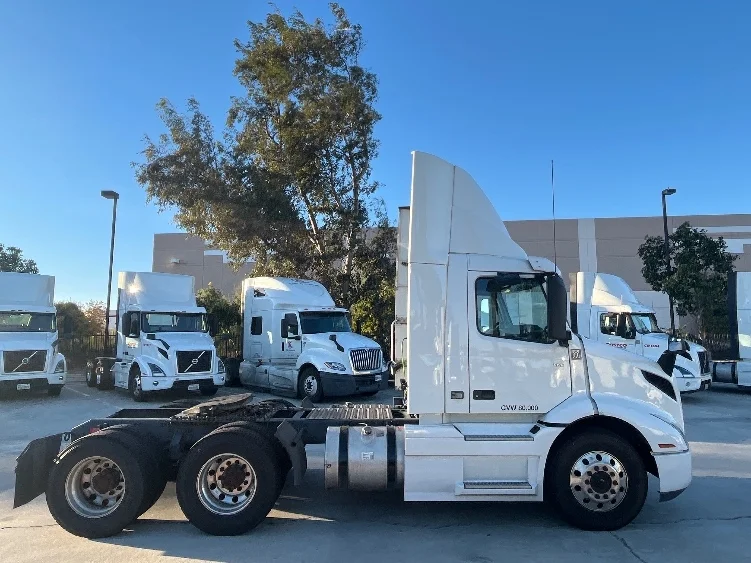 2021 Volvo VNR 640 in Fontana, CA — photo 8