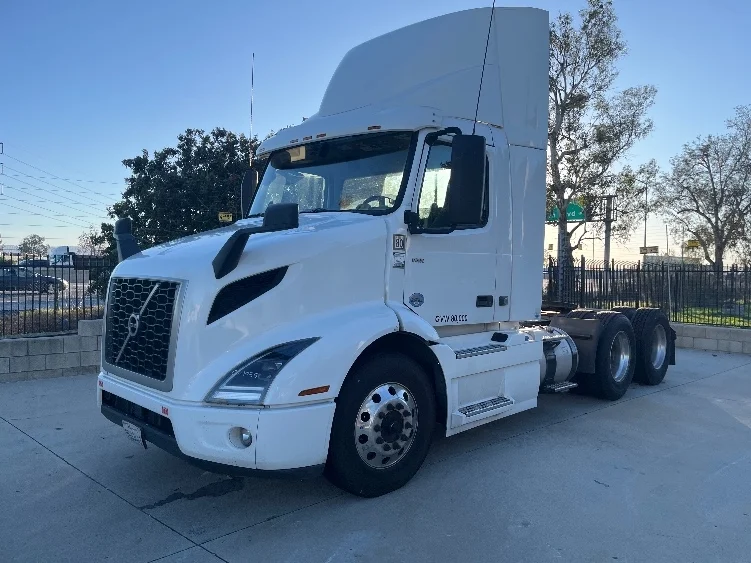 2021 Volvo VNR 640 in Fontana, CA — photo 3