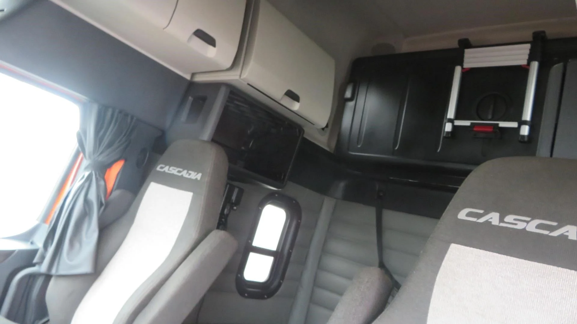 2022 Freightliner Cascadia in MI — photo 12