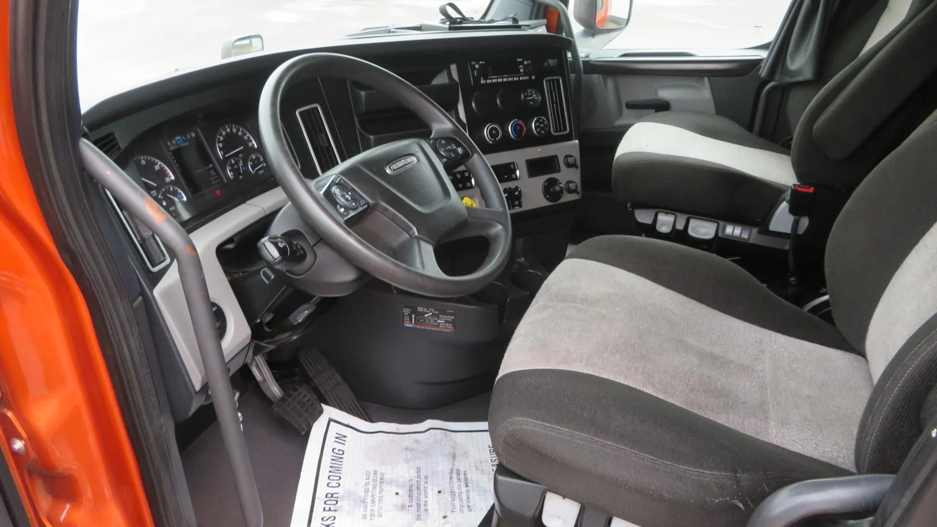 2022 Freightliner Cascadia in MI — photo 8