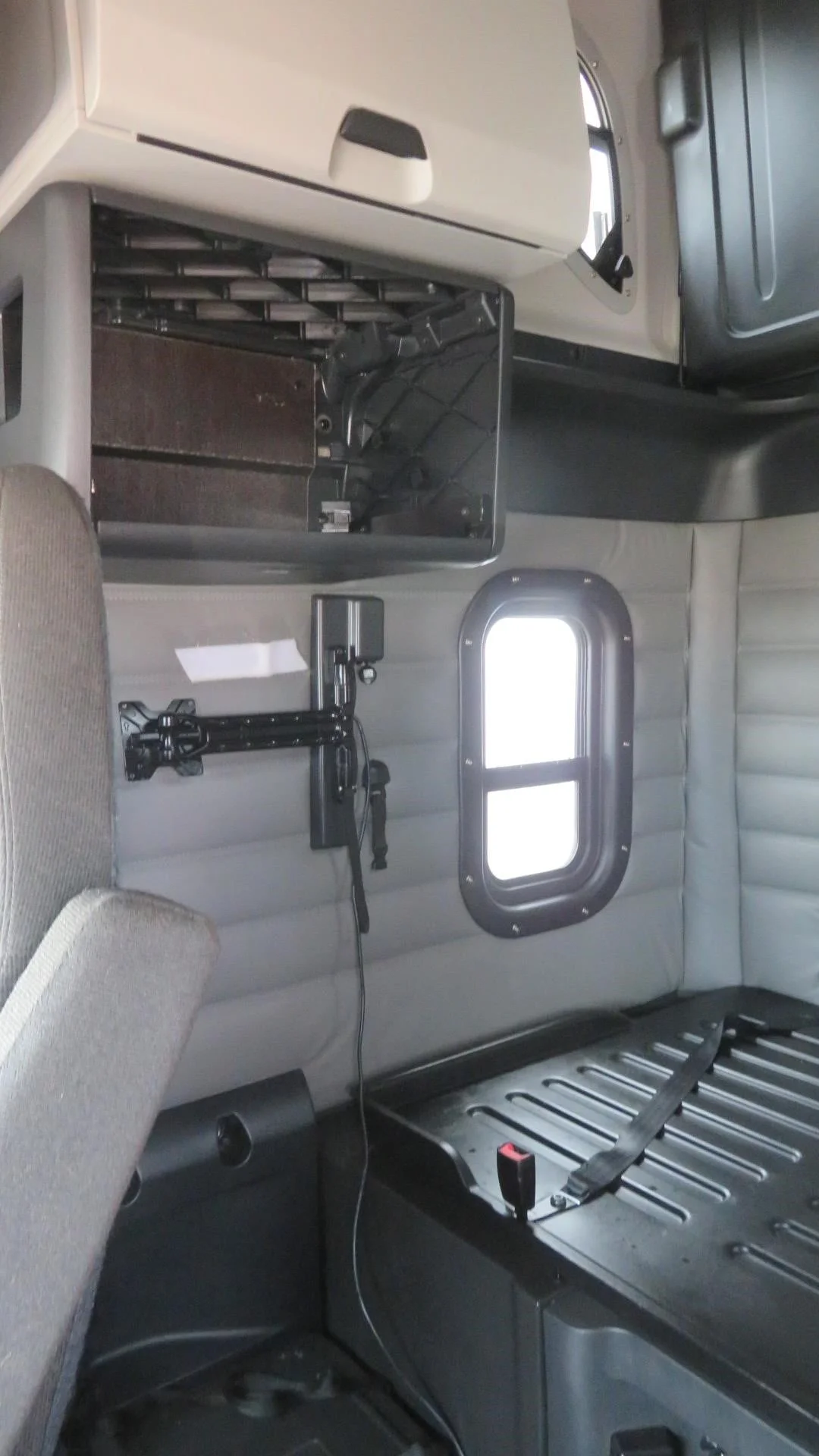 2022 Freightliner Cascadia in MI — photo 11