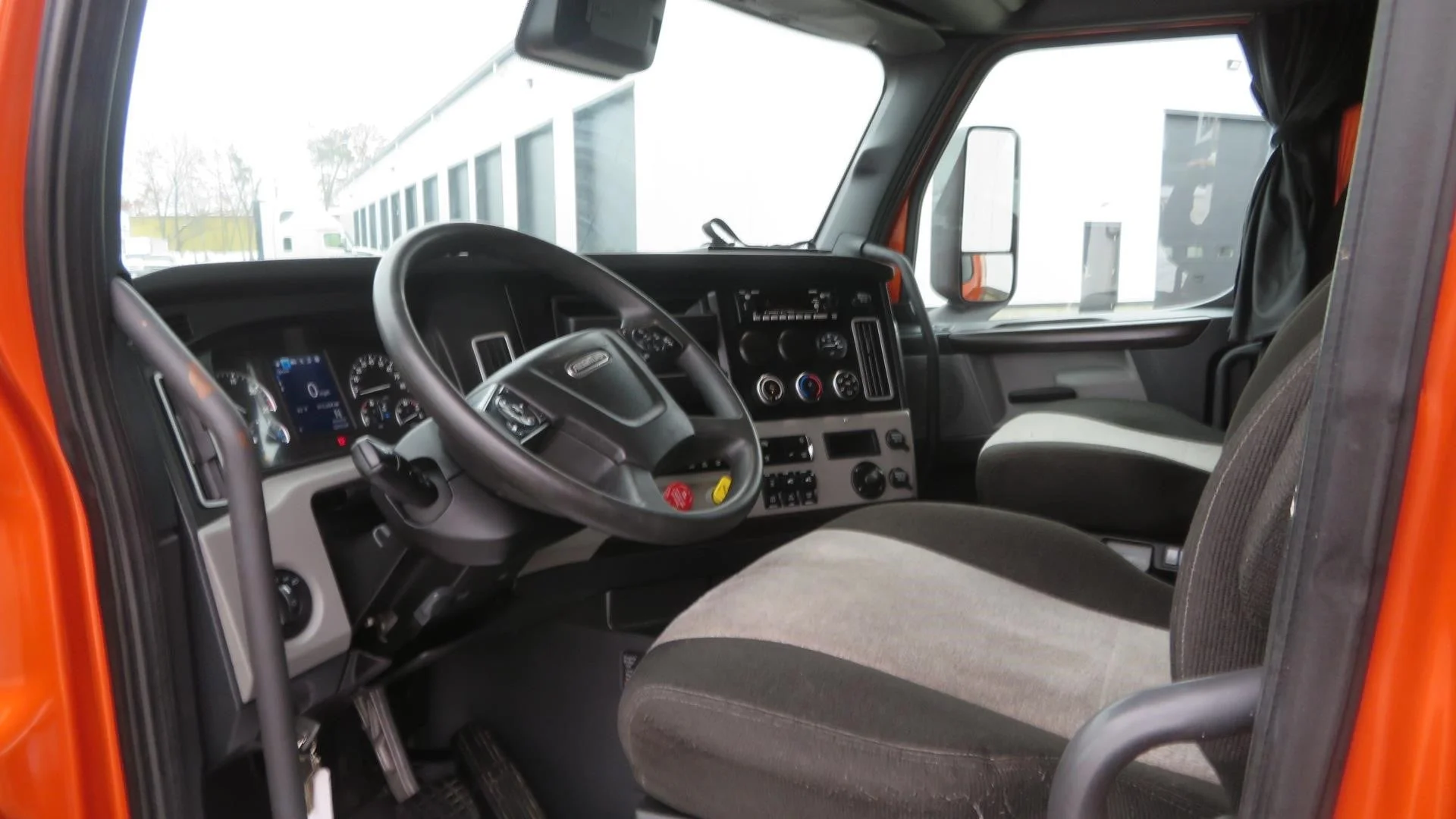 2022 Freightliner Cascadia in MI — photo 7