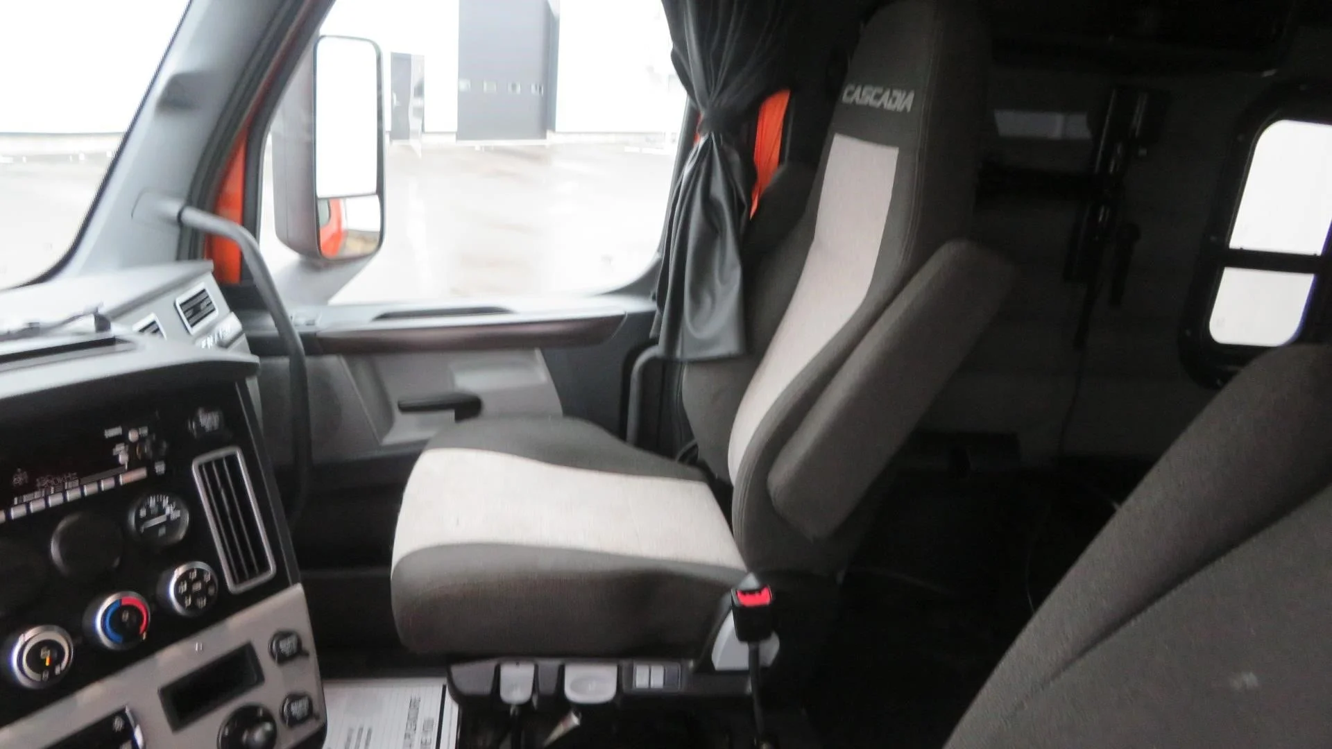 2022 Freightliner Cascadia in MI — photo 9