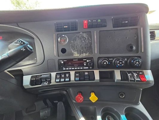 2022 Kenworth T680 in Cedar Rapids, IA — photo 24