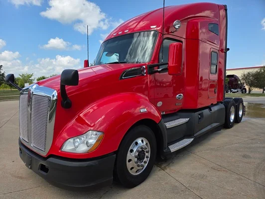2022 Kenworth T680 in Cedar Rapids, IA — photo 2