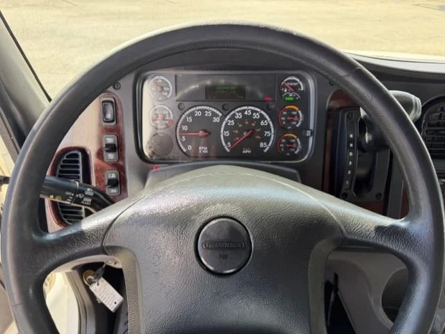 2019 Freightliner M2 106 — photo 12