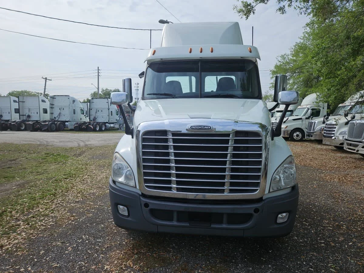 2019 Freightliner Cascadia in Orlando, FL — photo 2