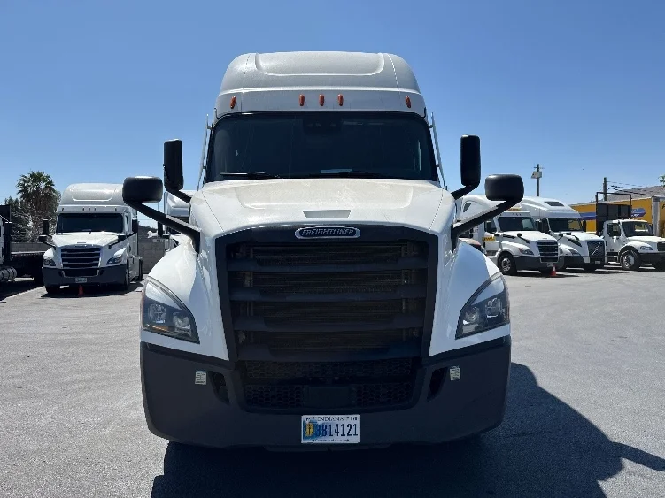 2023 Freightliner Cascadia - image 2