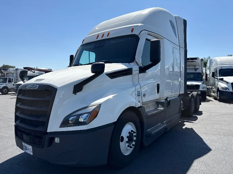 2023 Freightliner Cascadia - image 3