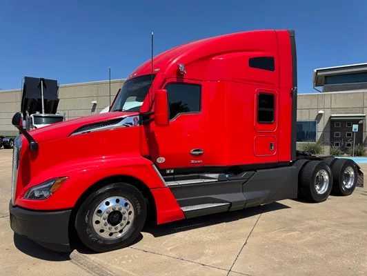 2023 Kenworth T680 in Dallas, TX — photo 2