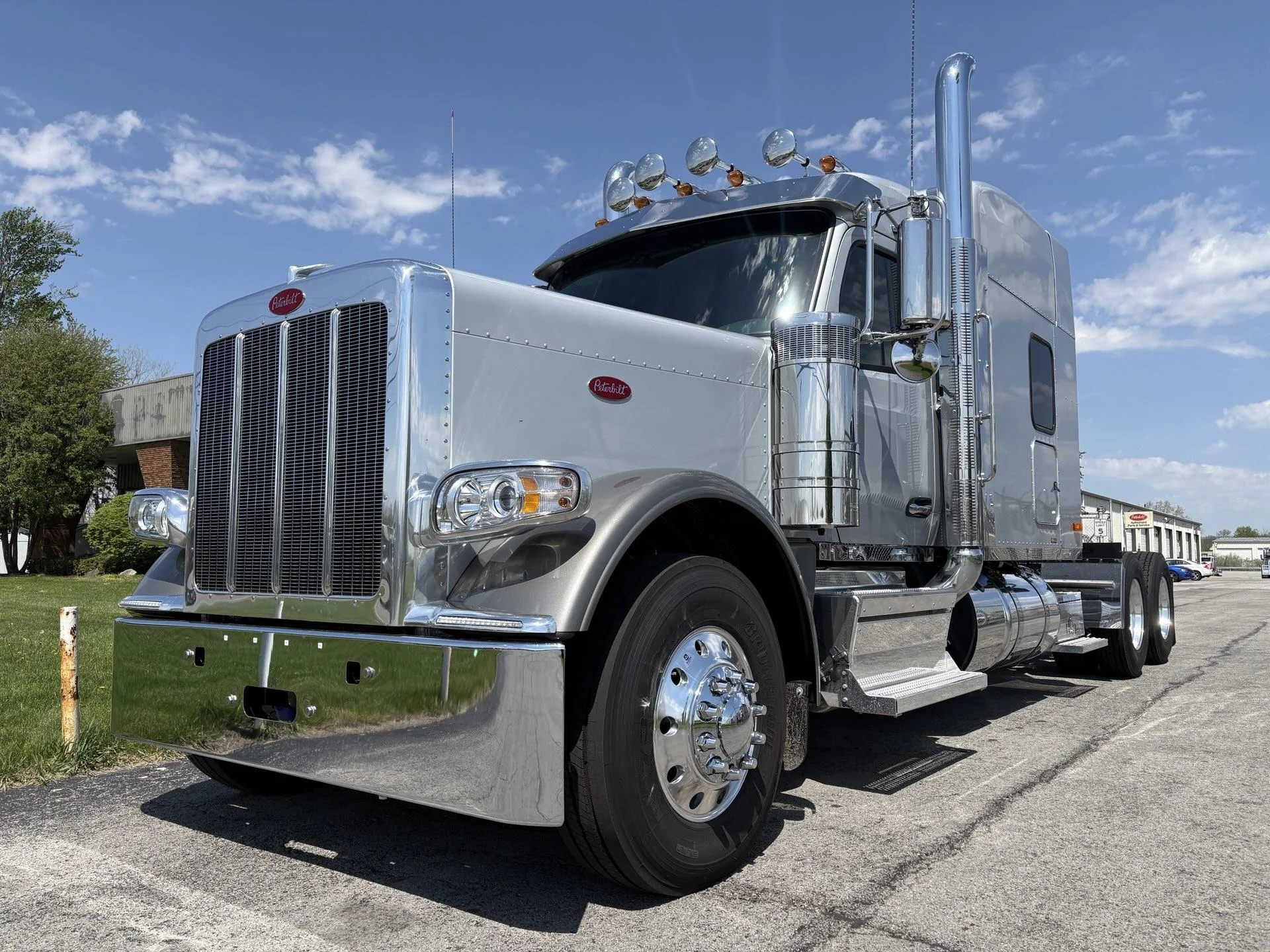 2027 Peterbilt 589 in Findlay, OH