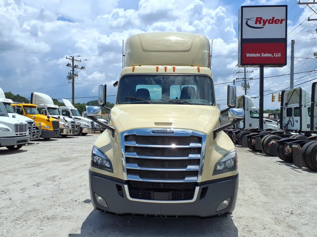 2020 Freightliner Cascadia in Greenville, SC — photo 2