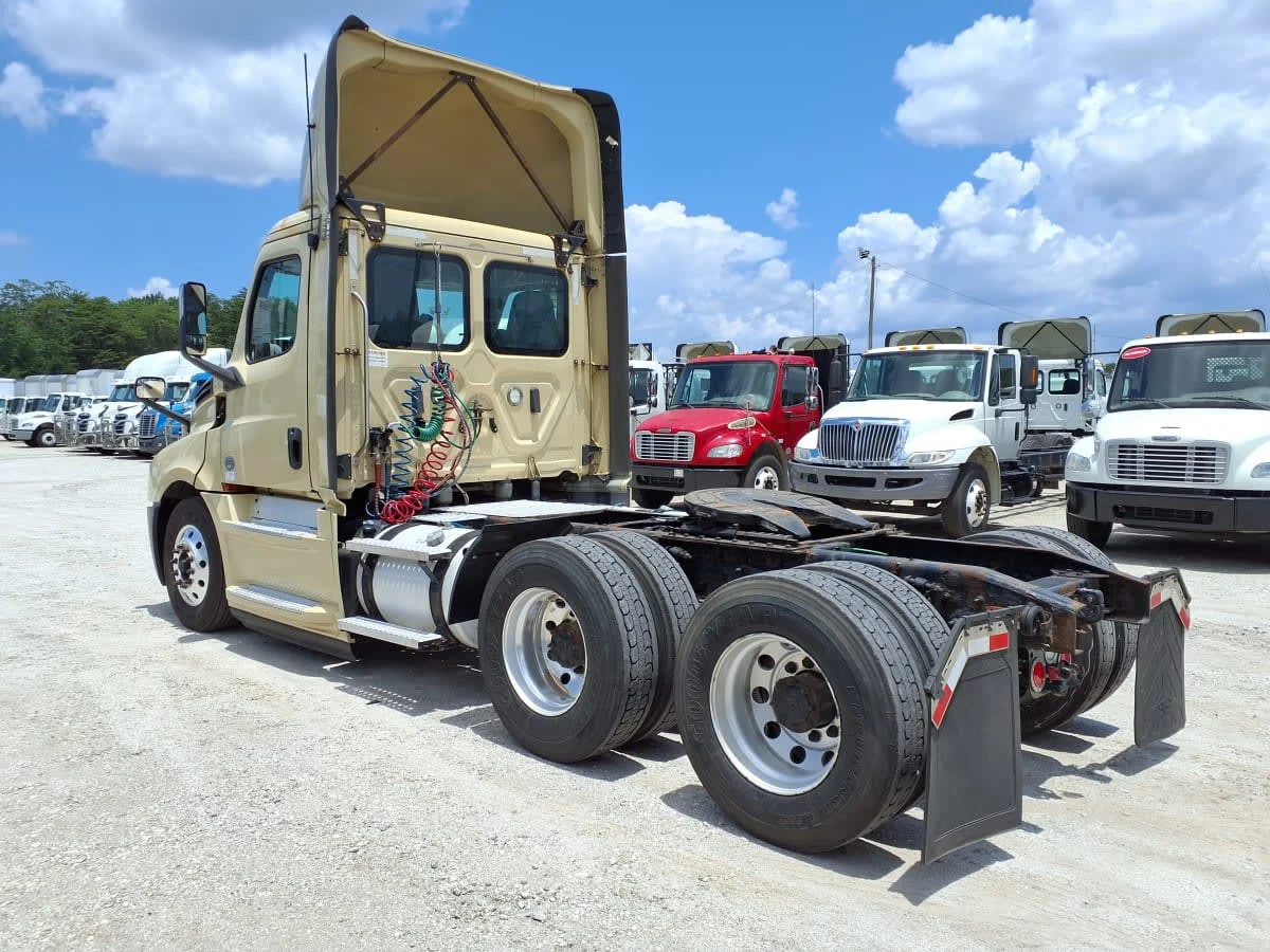 2020 Freightliner Cascadia in Greenville, SC — photo 6