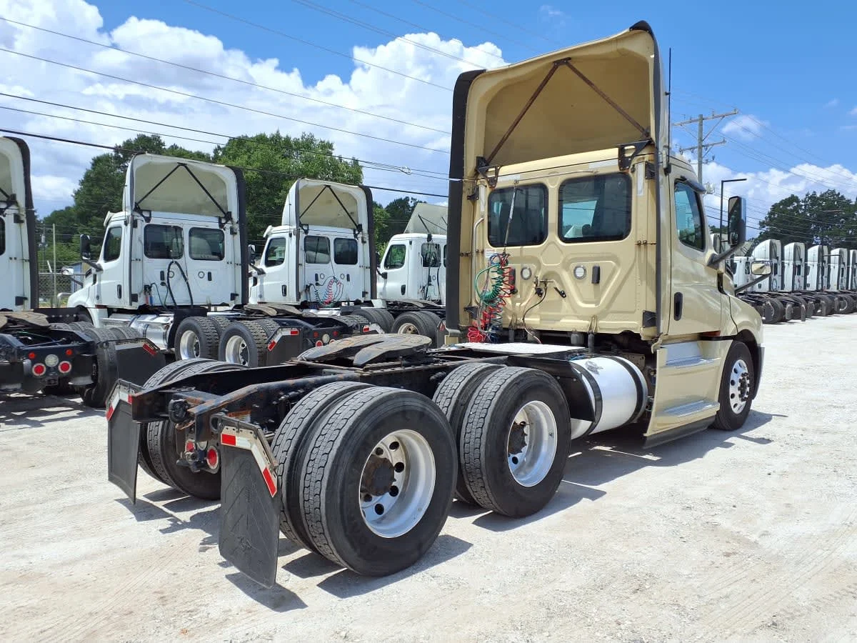 2020 Freightliner Cascadia in Greenville, SC — photo 4