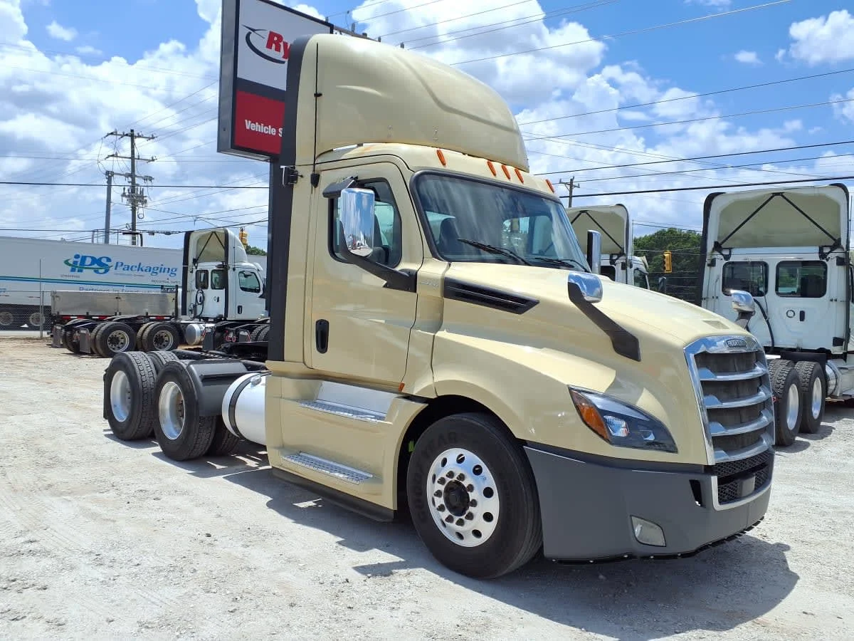 2020 Freightliner Cascadia in Greenville, SC — photo 3