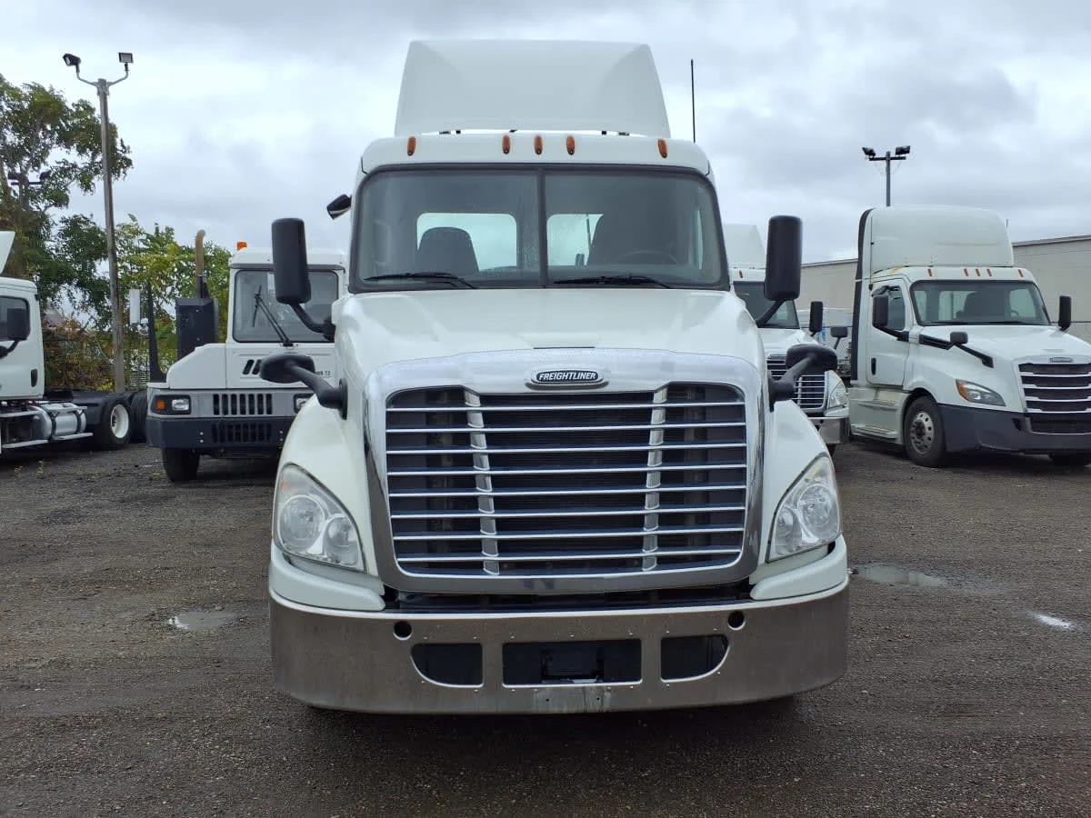 2018 Freightliner Cascadia - image 2