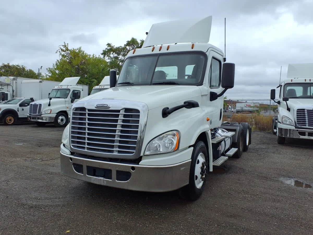 2018 Freightliner Cascadia - image 3