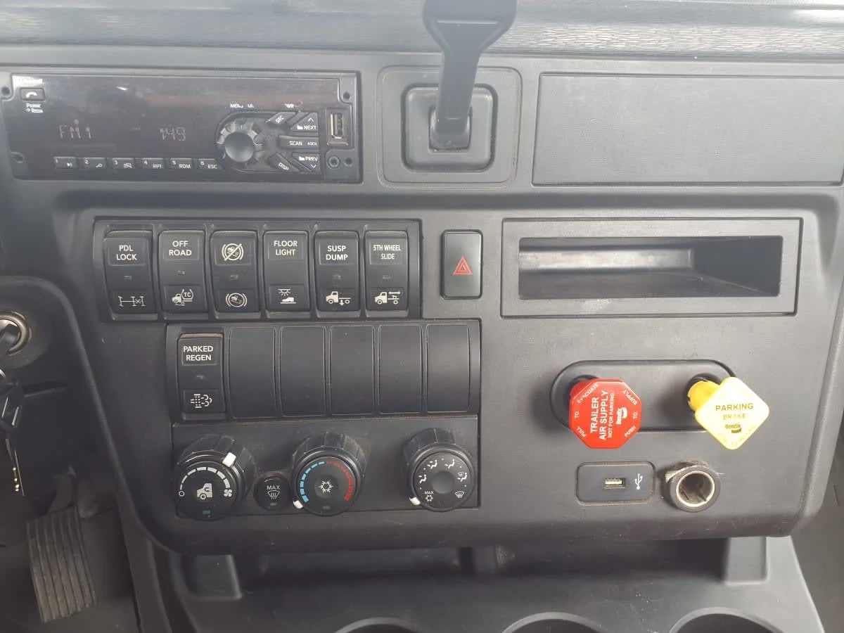 2019 International LT in Taylor, MI — photo 10