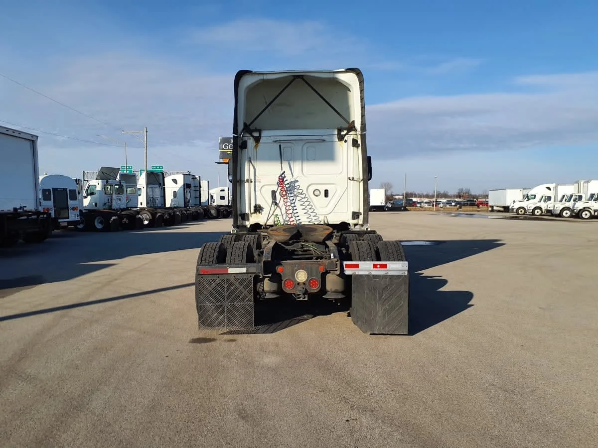 2019 Freightliner Cascadia in Clarksville, IN — photo 5