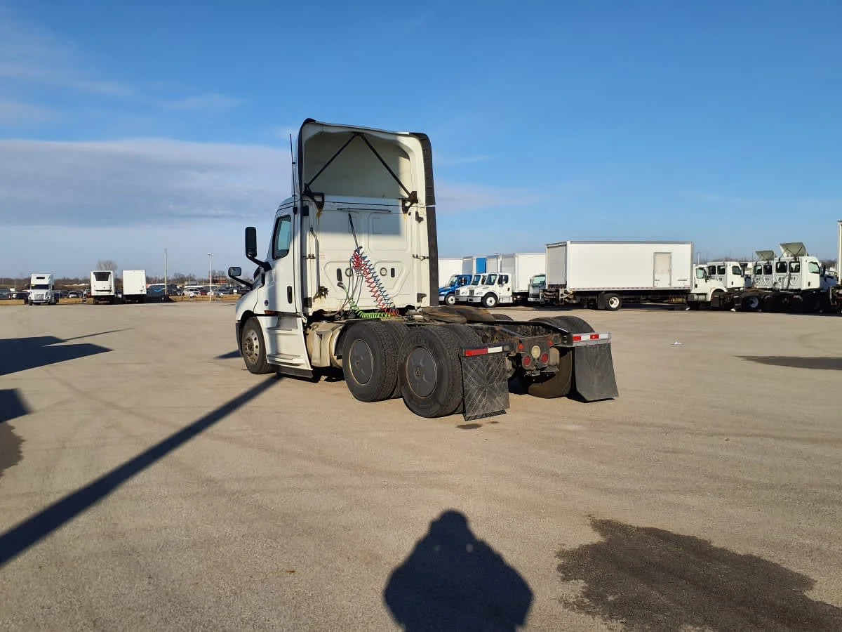 2019 Freightliner Cascadia in Clarksville, IN — photo 6