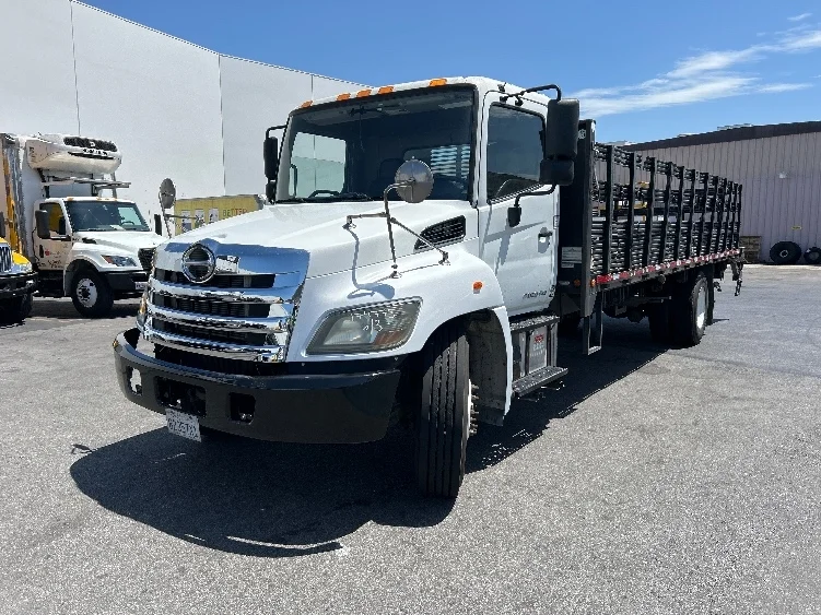 2017 Hino 268 in Torrance, CA — photo 3