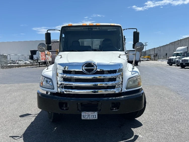 2017 Hino 268 in Torrance, CA — photo 2