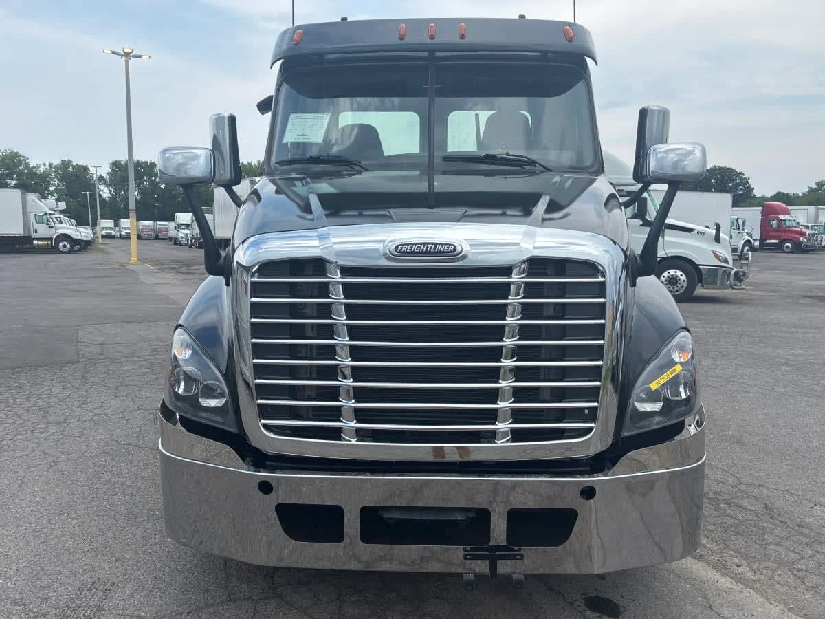 2019 Freightliner Cascadia in Syracuse, NY — photo 2