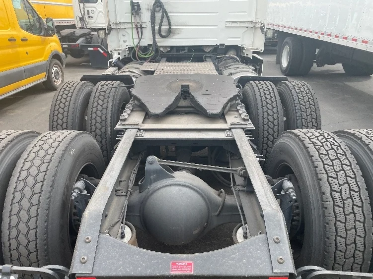 2021 Volvo VNR 640 - image 6