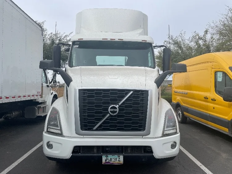 2021 Volvo VNR 640 - image 2