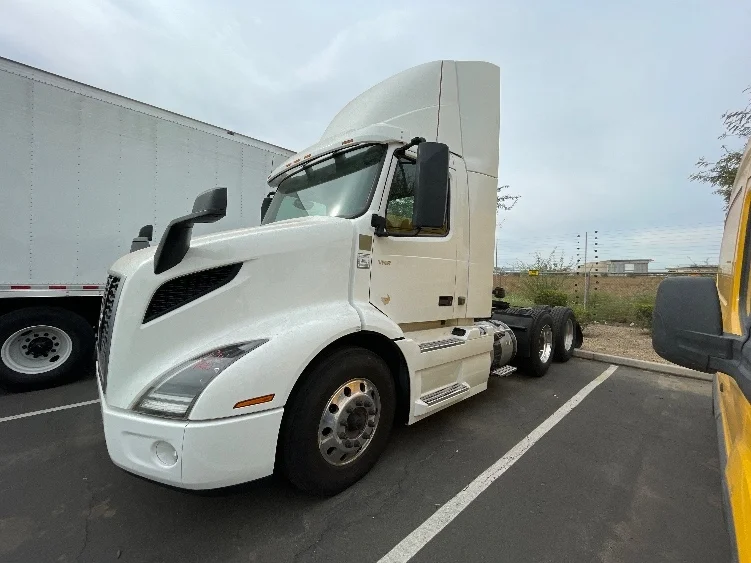 2021 Volvo VNR 640 in Phoenix, AZ — photo 3