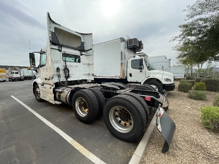 2021 Volvo VNR 640 in Phoenix, AZ — photo 5