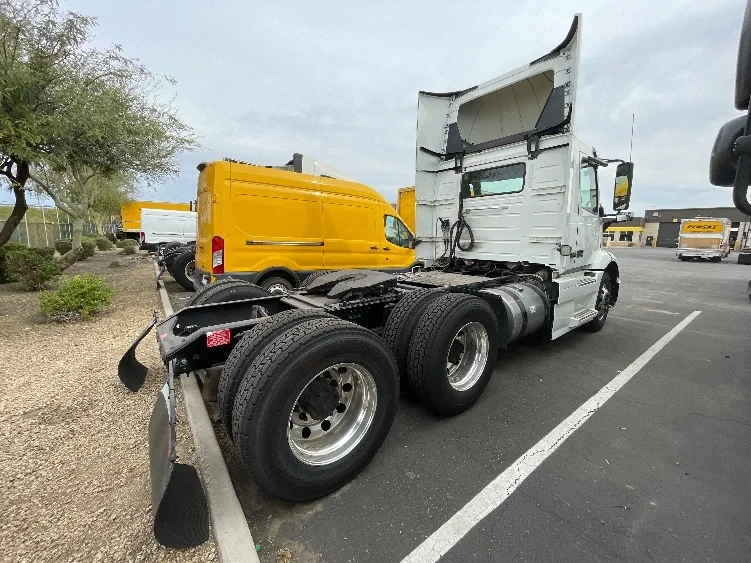 2021 Volvo VNR 640 in Phoenix, AZ — photo 7