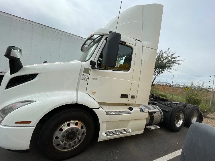 2021 Volvo VNR 640 in Phoenix, AZ — photo 4