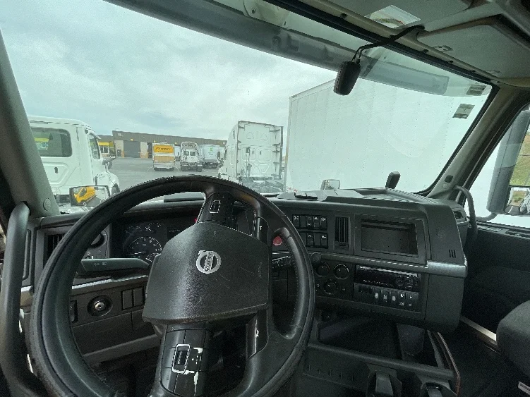 2021 Volvo VNR 640 in Phoenix, AZ — photo 10