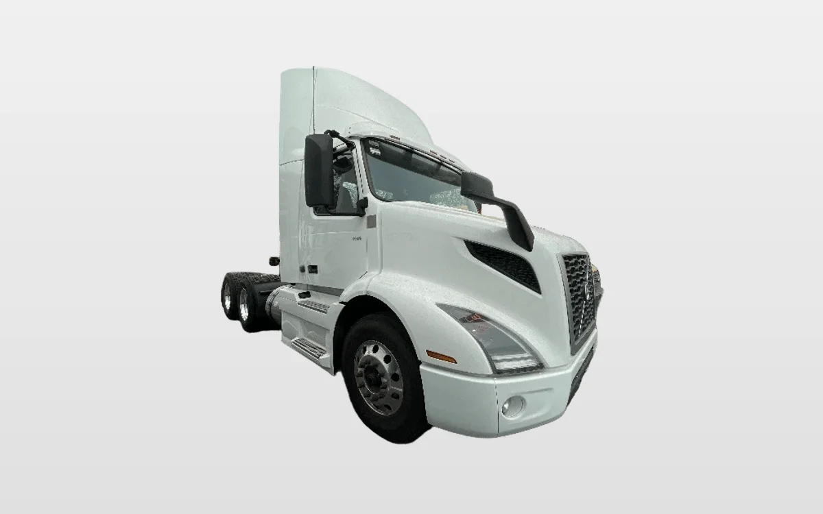 2021 Volvo VNR 640 - image 1