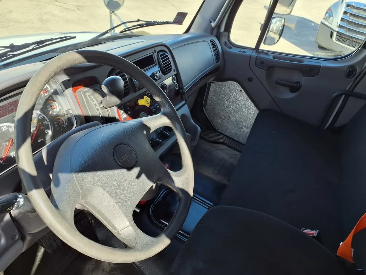 2020 Freightliner M2 106 - image 7