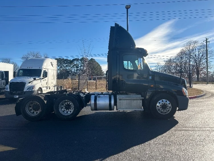 2017 Freightliner Cascadia in Lowell, AR — photo 8