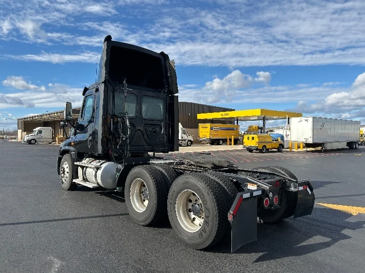 2017 Freightliner Cascadia in Lowell, AR — photo 5