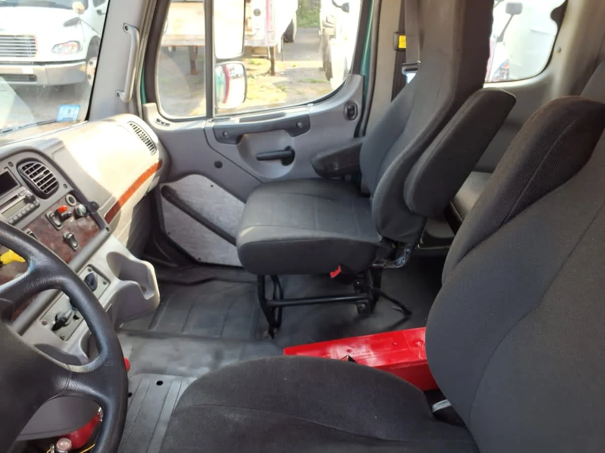 2016 Freightliner M2 106 - image 7