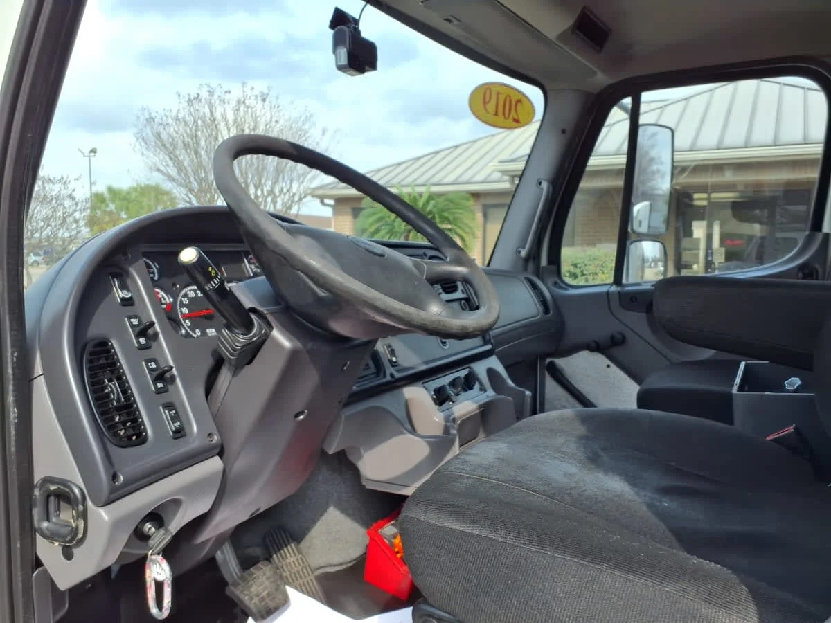 2019 Freightliner M2 106 in Houston, TX — photo 8