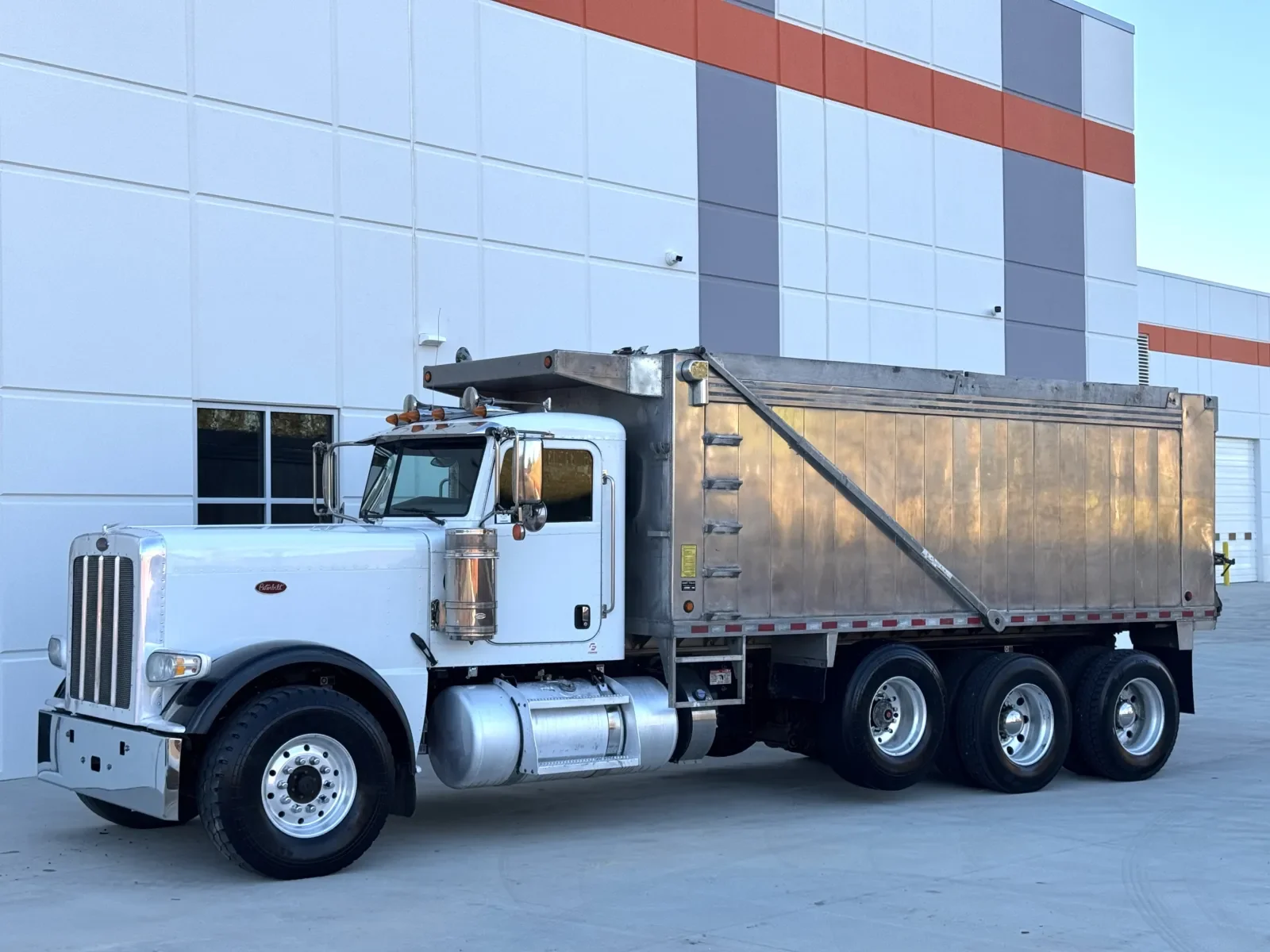 2020 Peterbilt 389 - image 3