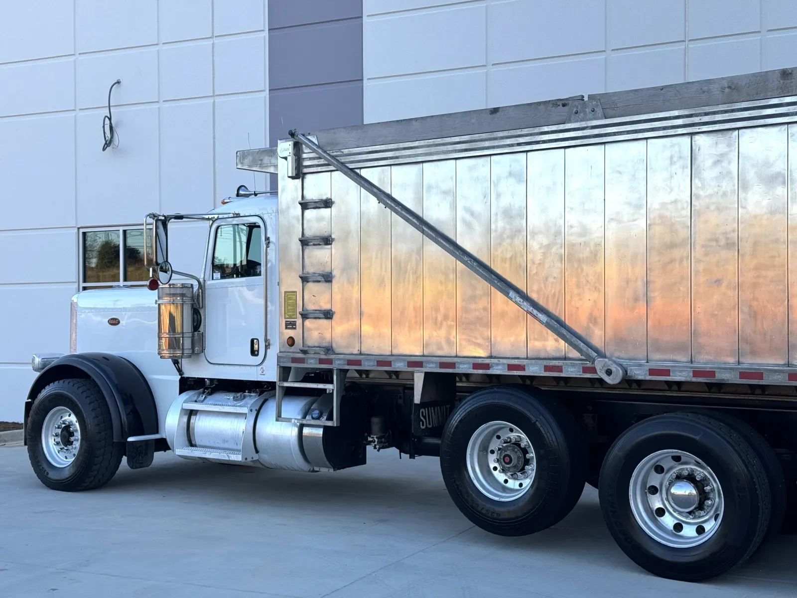 2020 Peterbilt 389 - image 9