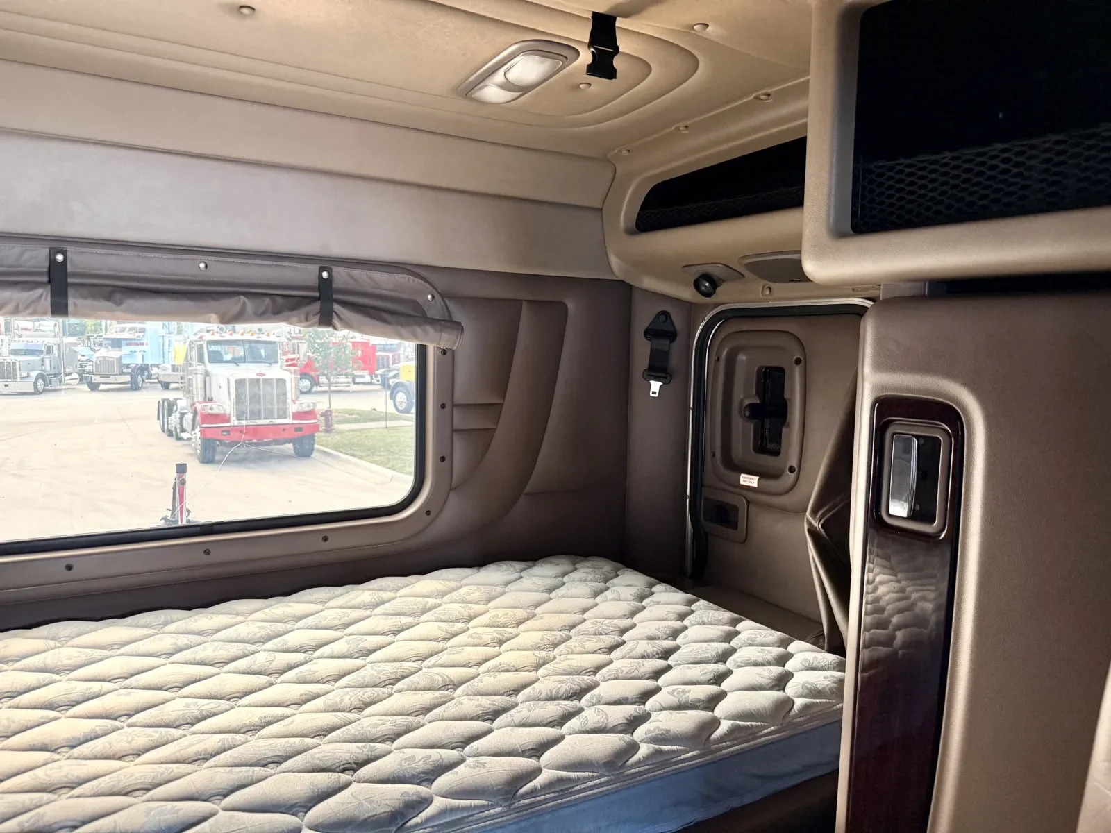 2016 Peterbilt 389 in New Lenox, IL — photo 24