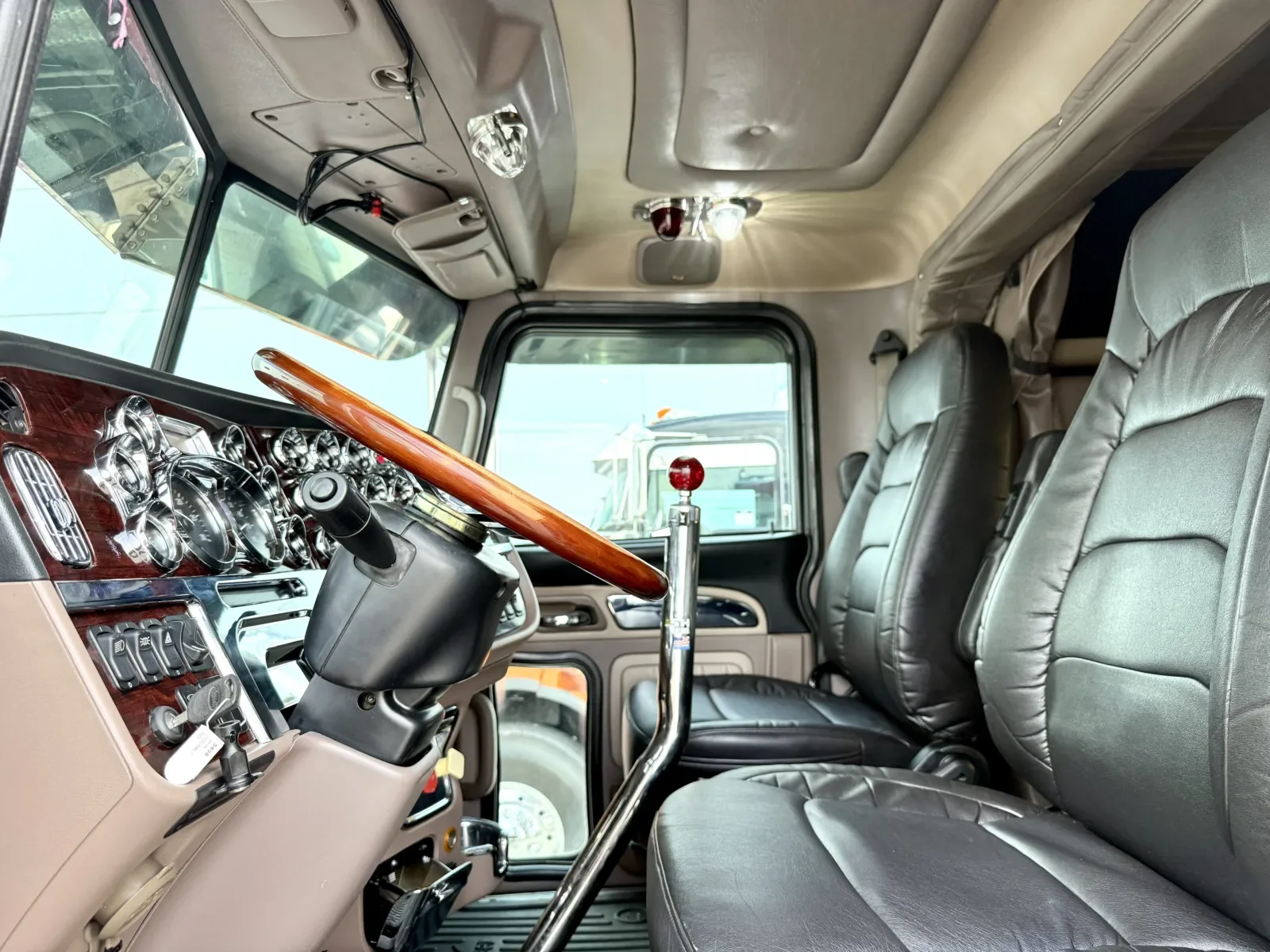 2016 Peterbilt 389 in New Lenox, IL — photo 14