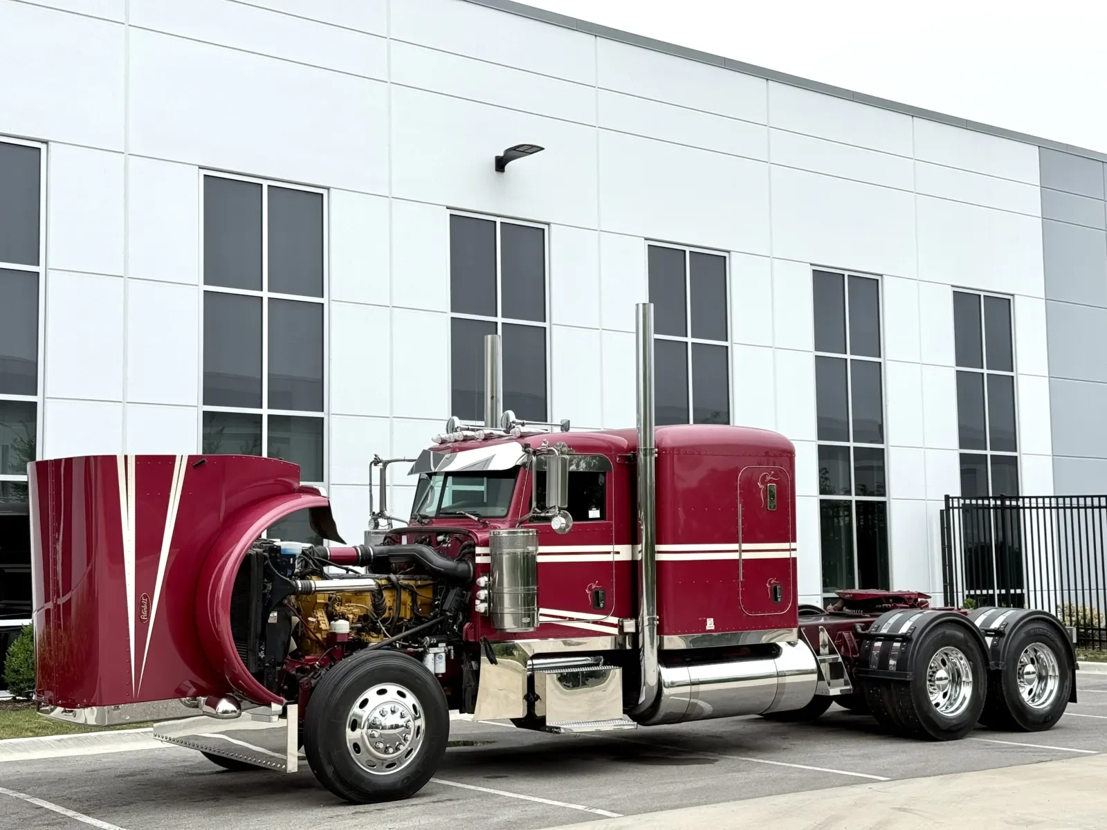 2016 Peterbilt 389 in New Lenox, IL — photo 9