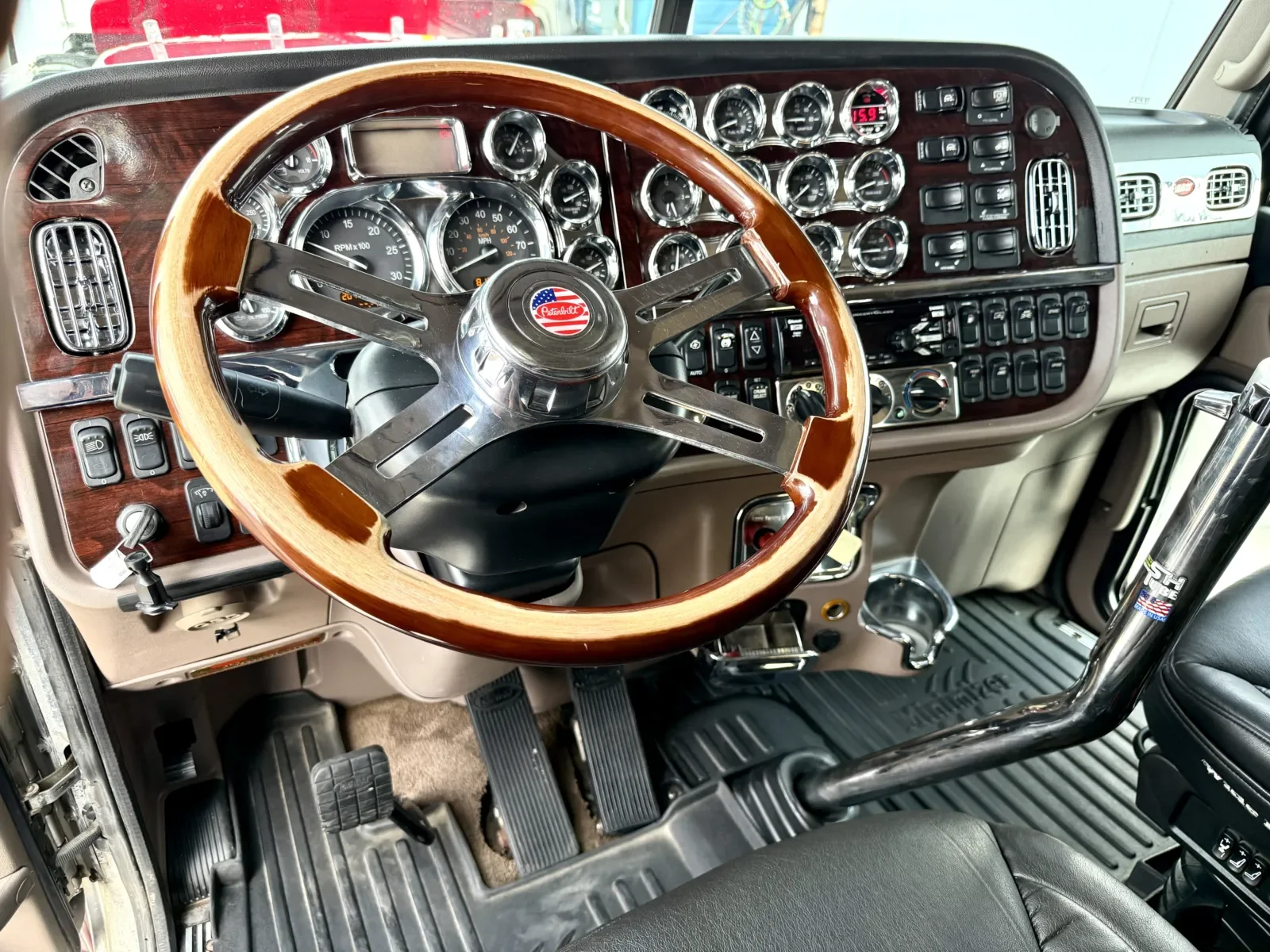 2016 Peterbilt 389 in New Lenox, IL — photo 15
