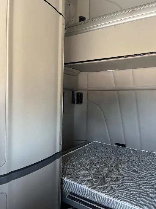 2022 Peterbilt 579 - image 8