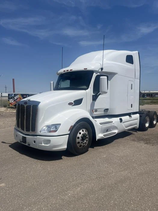 2022 Peterbilt 579 - image 2