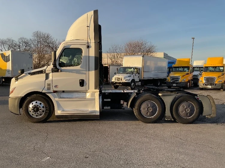 2022 Freightliner Cascadia - image 4