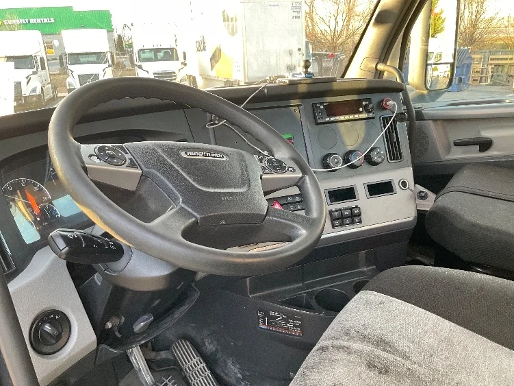 2022 Freightliner Cascadia - image 10